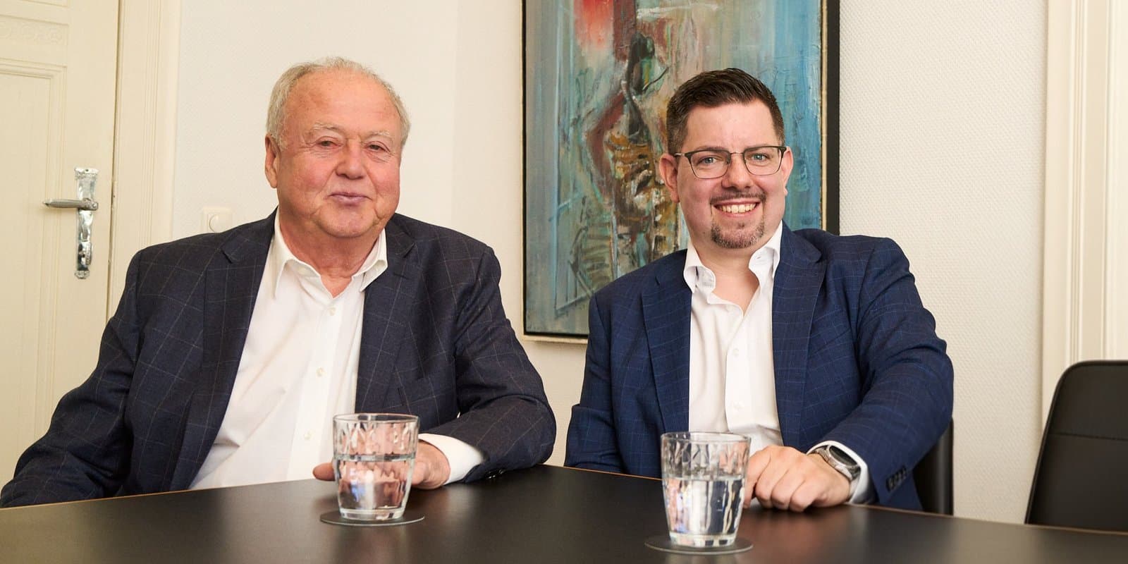 Werner Kühn und Pio Schliephacke im Beratungsgespräch am Besprechungstisch