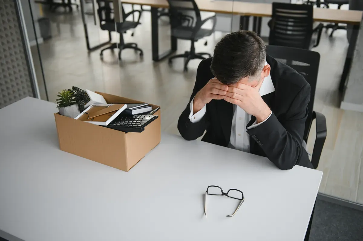 Verkäufer sitzt erschöpft am Schreibtisch