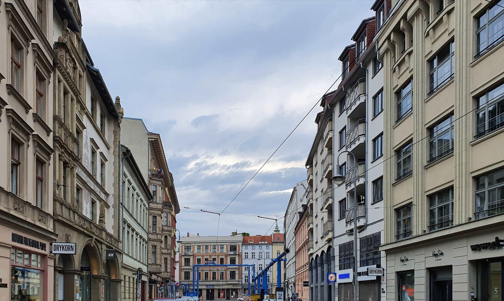 Berliner Altbaustraße mit Gründerzeit-Mehrfamilienhäusern