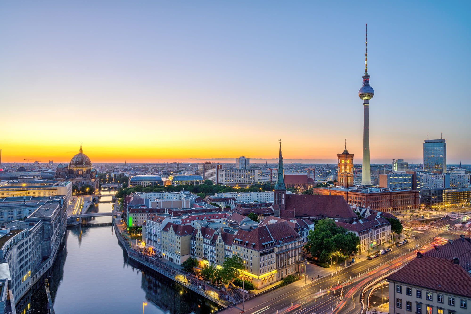 Berliner Skyline mit Fernsehturm und Dom bei Sonnenuntergang