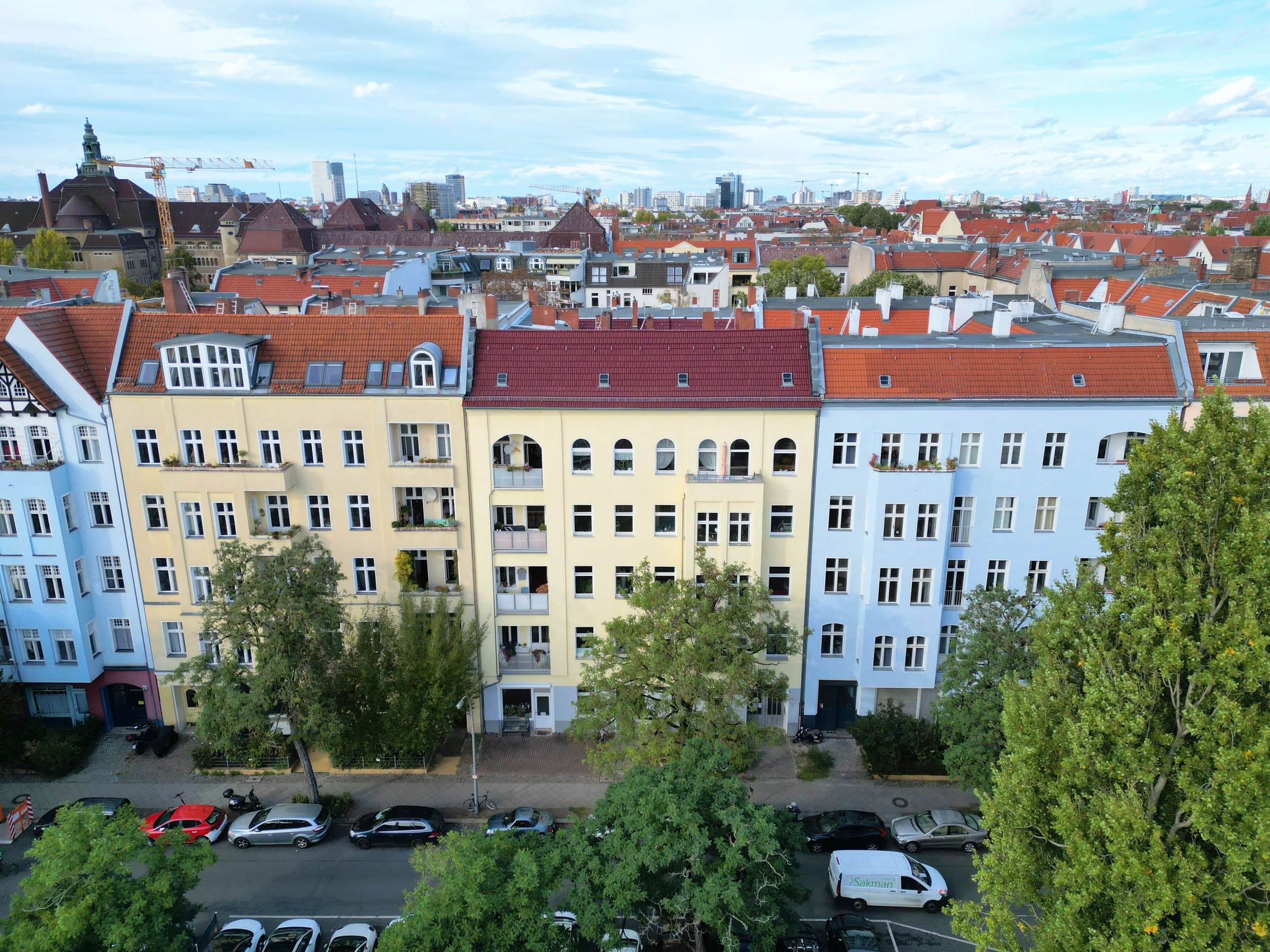 Berliner Altbauzeile aus der Luft mit Blick über die Dächer der Stadt