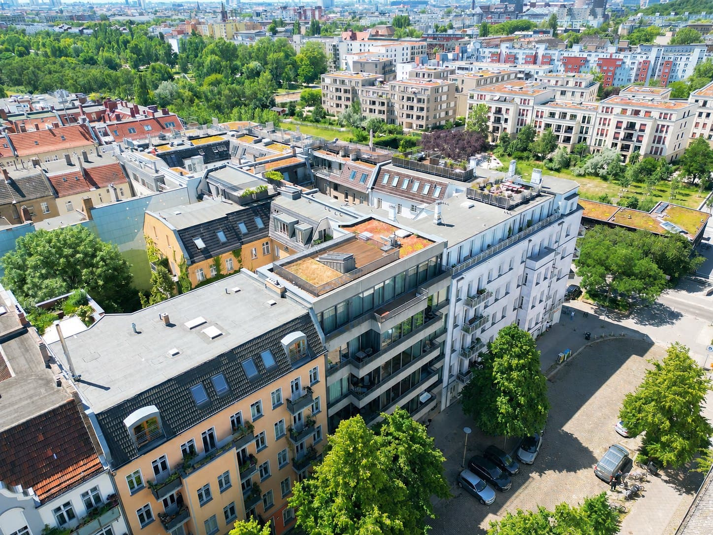 Berliner Wohnquartier aus der Luft: Altbauten und Neubauten nebeneinander