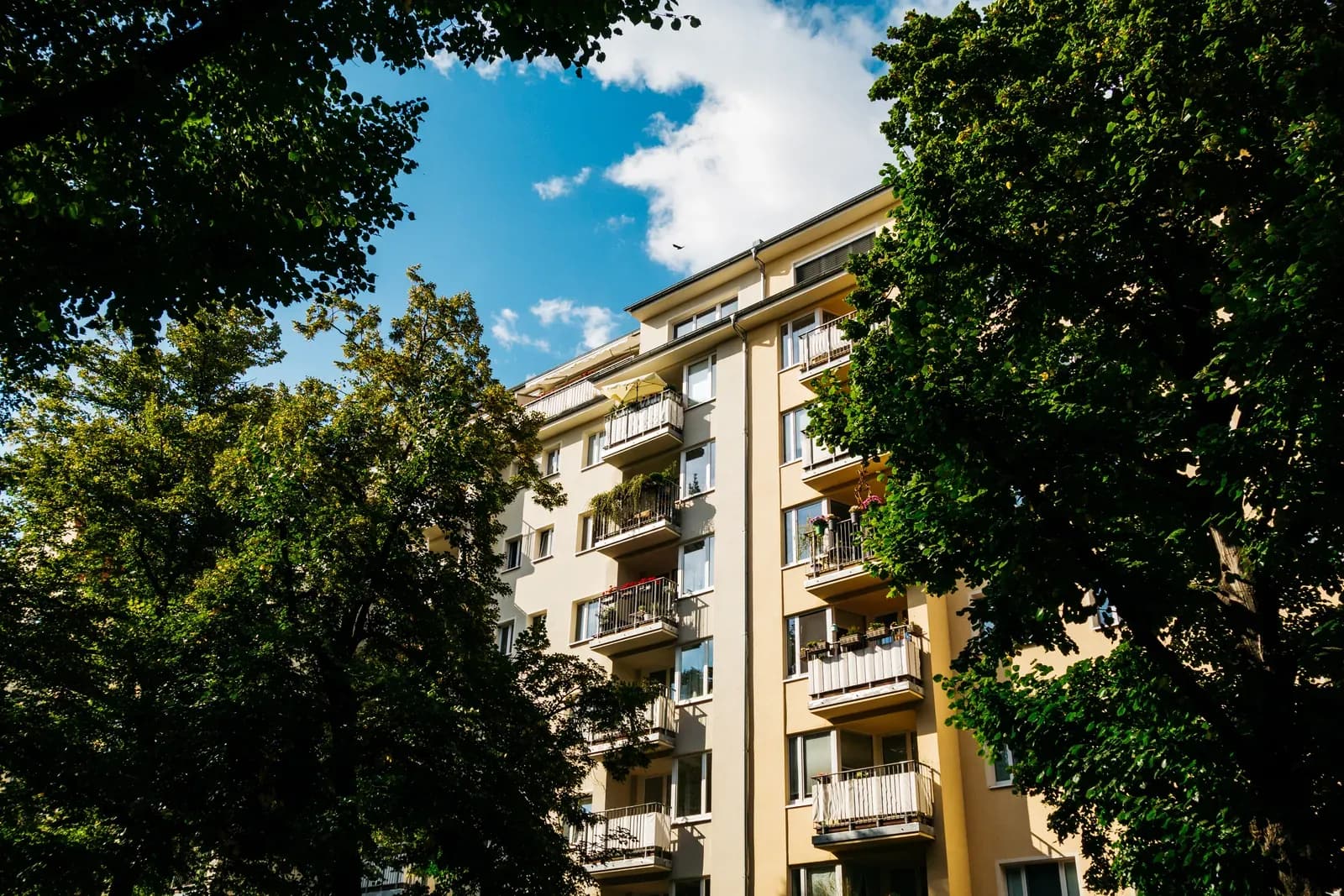 Wohnhaus mit Balkonen in Berlin